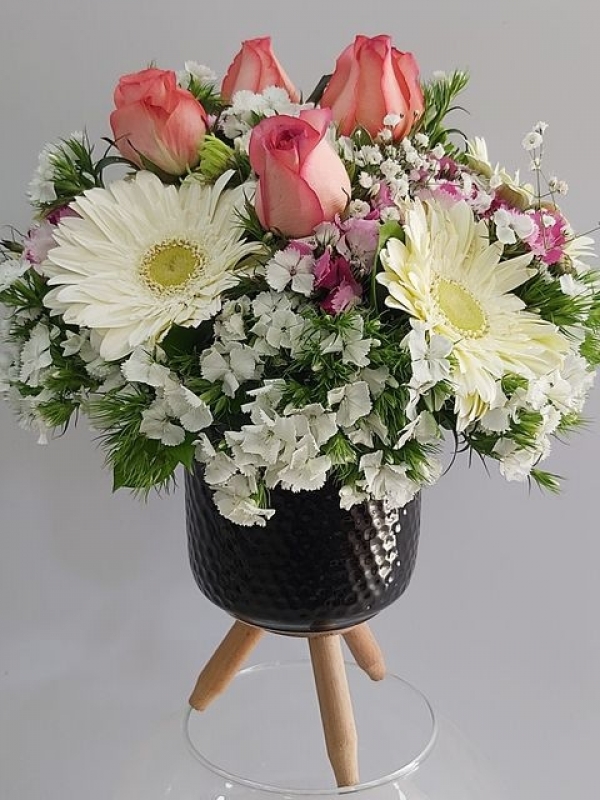 Vazoda İthal Güller ve Kır çiçekleri